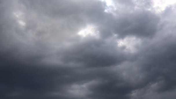 Timelapse av rinnande regn moln som täcker solen — Stockvideo