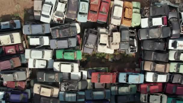 Sovyet araba çöplüğünün hava manzarası. 4K yukarıdan paslı araba yığınlarına ateş ediyor.. — Stok video