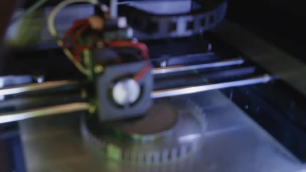 3D 프린터가 클로즈업을 하고 있습니다. 고기술로 대량의 플라스틱 부품을 빠르게 인쇄하고 고분자 재료를 가열 했습니다. 기계는 현대적 인 프로토타입 물체를 만든다 — 비디오