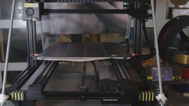 Impresora 3D trabajando de cerca. Impresión rápida de alta tecnología de piezas de plástico a granel con materiales poliméricos calentados. La máquina crea un objeto prototipo moderno — Vídeos de Stock