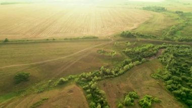 Hasattan sonra tarlanın üzerinden uç. İnanılmaz manzaralar ve dokular. Topraktan çıkarılan şeritler geometrik çizgiler oluşturur ve birbirlerine ufka paralel uzanırlar.