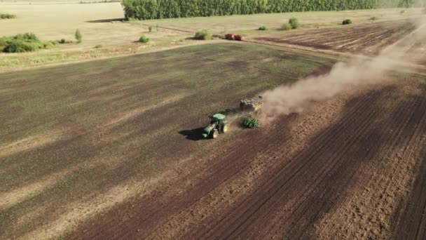 Imágenes de video aéreo 4K de un tractor arando un campo. Cultivar el suelo después de la temporada de cosecha y prepararse para el invierno — Vídeos de Stock