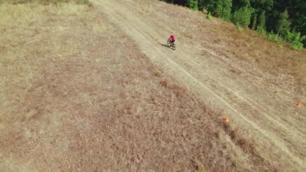 Langlauf-Radrennen. Radler messen sich bei Rennen vor der Kulisse der schönen Natur — Stockvideo