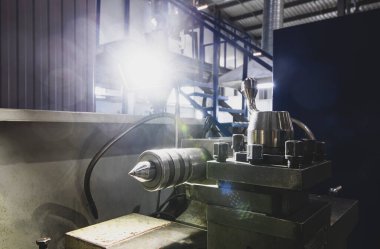 Fabrikada metal ürünleri işlemek için özel bir makine.