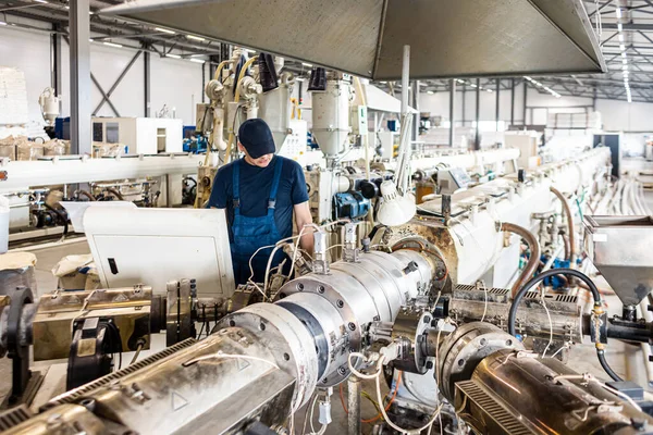 Binnen fabriek. het interieur van de apparatuur die wordt gebruikt in de productielijn van polypropyleen buizen Rechtenvrije Stockafbeeldingen