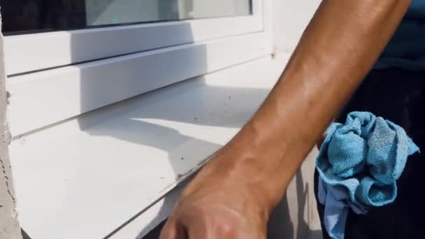 Професійний чоловік у комбінезоні займається прибиранням та миттям вікон та вхідного холу — стокове відео