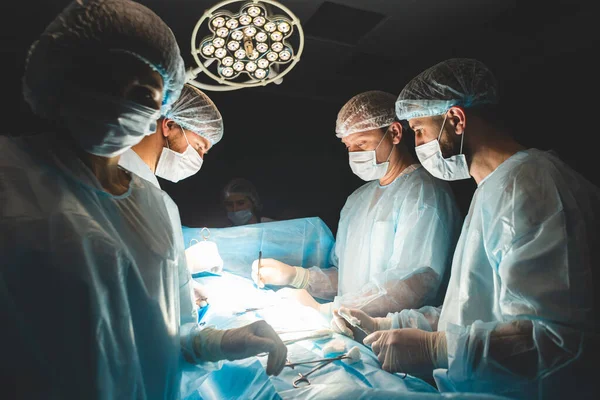 Le chirurgien principal dans la salle d'opération, où le patient l'attend, et il commence l'opération. Véritable hôpital moderne avec équipement authentique. — Photo