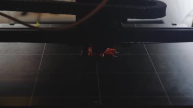 3D yazıcı yakın planda çalışıyor. Yüksek teknoloji, ısıtılmış polimer malzemeli plastik parçaların hızlı basımı. Makine modern bir prototip nesnesi oluşturur