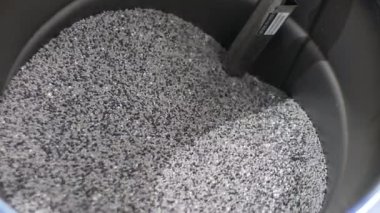Teknolojik süreçte polipropilen granülleri olan bir fıçı. PP Pet Chips Yarı Kör, PET çipleri geri dönüşüm, PET polyester çipleri