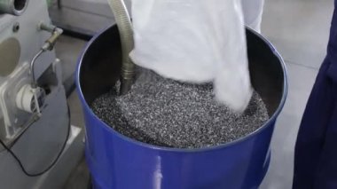 Fabrika işçisi bir çantayı polipropilen granüllerle dolduruyor. Fıçı PP Pet Chips Semi Dull, PET Cipsleri geri dönüşüm, PET Polyester Cipsler