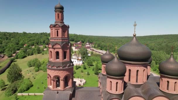 Монастырь с воздуха. Вид с высоты красивой христианской церкви — стоковое видео
