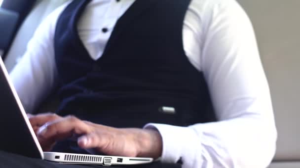 Empresario indio que trabaja con el ordenador portátil en el asiento trasero del coche — Vídeos de Stock