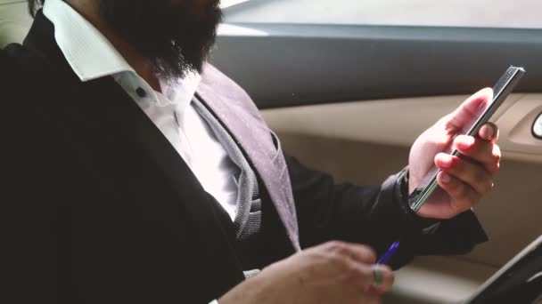 Uomo d'affari indù in giacca e cravatta e occhiali usa il telefono. primo piano — Video Stock
