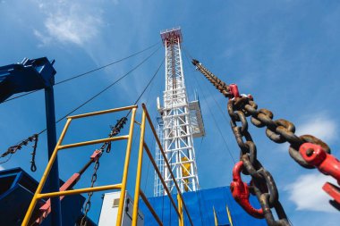 Mobil sondaj platformunu kapatın. Petrol ve gaz kuyularını sondaj ve onarım