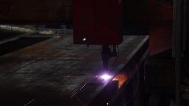 Sanayide plazma kaynaklama ve metal kesme. Fabrikadaki yüksek teknoloji üretim süreçleri
