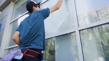 4K video profesyonel temizlik. Uzman, pencereleri temizler ve siler