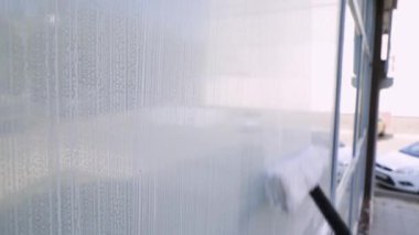 4K video profesyonel temizlik. Uzman, pencereleri temizler ve siler