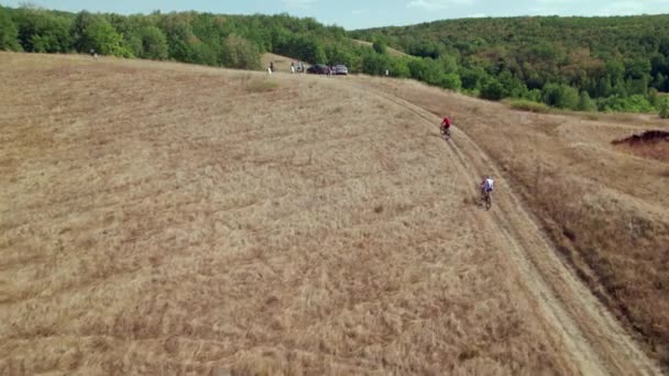 Cross-country bike race met een prachtige natuurlijke achtergrond. 4k video-opname vanuit de lucht — Stockvideo
