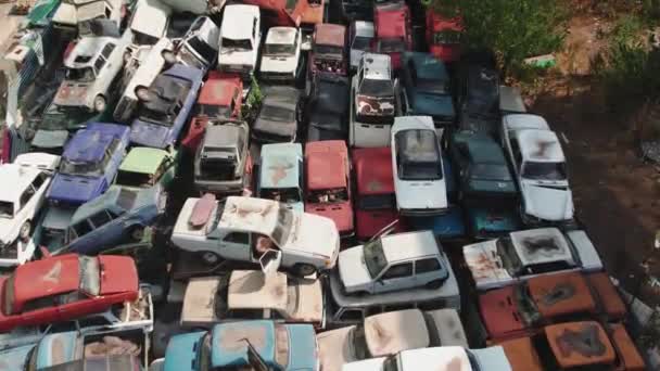 Aerial view of the Soviet car dump. 4K shooting from above on piles of rusting cars. — Stock Video