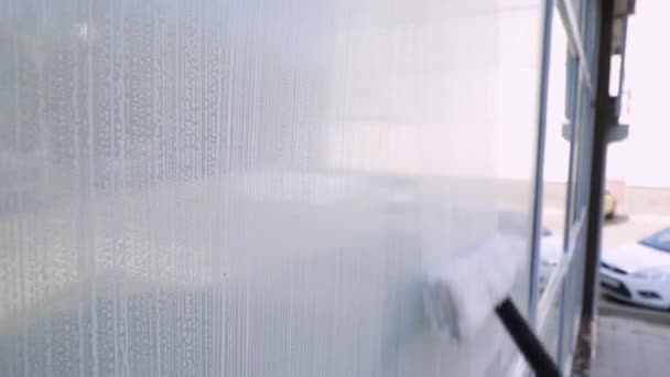 4K video Profesionální úklid. specialista čistí a myje okna — Stock video