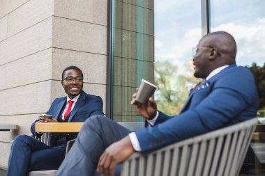 Siyahi Afro-Amerikan iş adamının iki uzun zamandır arkadaşı açık havada buluşuyor.