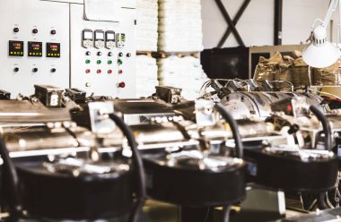 Plastik boru üretmek için ekstrakarların olduğu bir atölye. Su tedarik ve gaz borularından yüksek hızda ekstrüzyon hattı. Üretim tesisi.