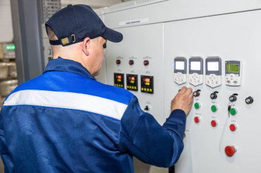 Fabrikadaki makinenin yeşil düğmesine elle bas.