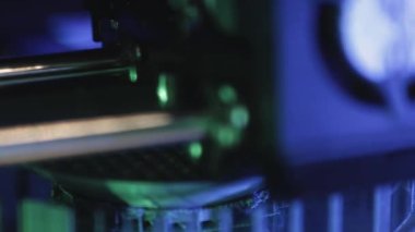 3D yazıcı yakın planda çalışıyor. Yüksek teknoloji, ısıtılmış polimer malzemeli plastik parçaların hızlı basımı. Makine modern bir prototip nesnesi oluşturur