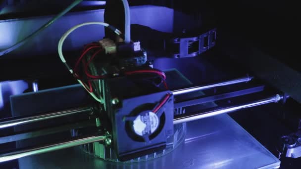 Impresora 3D trabajando de cerca. Impresión rápida de alta tecnología de piezas de plástico a granel con materiales poliméricos calentados. La máquina crea un objeto prototipo moderno — Vídeos de Stock