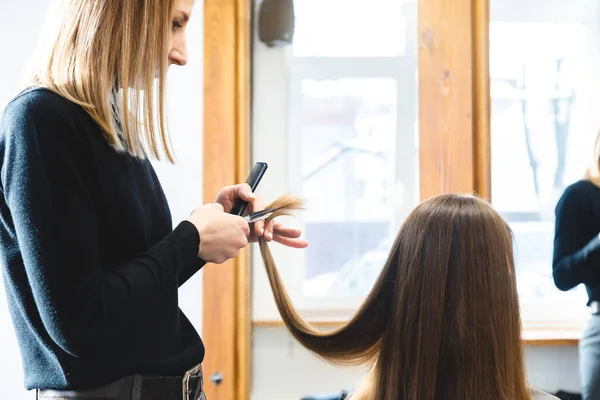 Il maestro parrucchiere taglia le estremità dei capelli dopo il lavaggio e nel salone di bellezza. — Foto Stock
