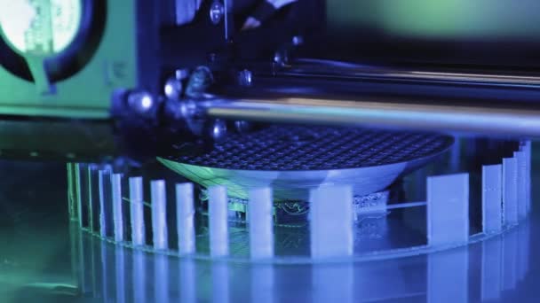 3D打印机的工作特写。用加热聚合物材料快速印刷散装塑料零件的高科技工艺。机器创造了一个现代的原型物体 — 图库视频影像
