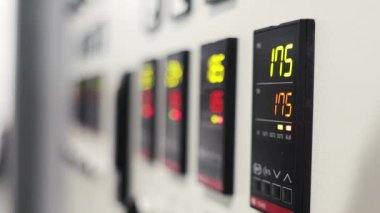 Sanayi binasındaki elektrik kontrol odası.