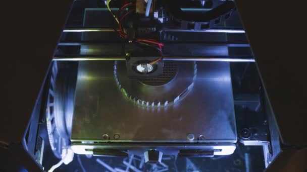 3D 프린터가 클로즈업을 하고 있습니다. 고기술로 대량의 플라스틱 부품을 빠르게 인쇄하고 고분자 재료를 가열 했습니다. 기계는 현대적 인 프로토타입 물체를 만든다 — 비디오