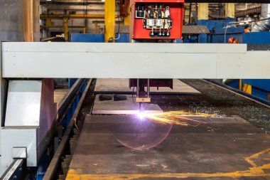 Sanayide plazma kaynaklama ve metal kesme. Fabrikadaki yüksek teknoloji üretim süreçleri