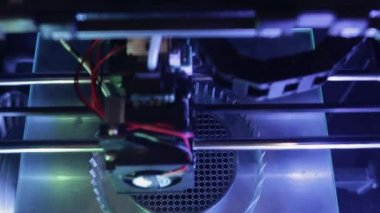 3D yazıcı yakın planda çalışıyor. Yüksek teknoloji, ısıtılmış polimer malzemeli plastik parçaların hızlı basımı. Makine modern bir prototip nesnesi oluşturur