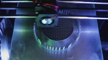 3D yazıcı yakın planda çalışıyor. Yüksek teknoloji, ısıtılmış polimer malzemeli plastik parçaların hızlı basımı. Makine modern bir prototip nesnesi oluşturur