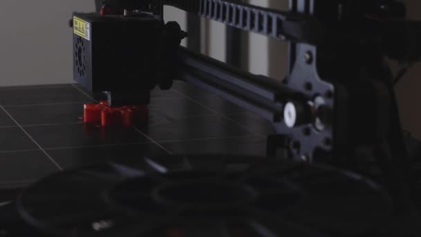 Pencetak 3D bekerja close-up. Pencetakan cepat berteknologi tinggi dari sebagian besar plastik dengan bahan polimer yang dipanaskan. Mesin membuat prototipe objek modern — Stok Video