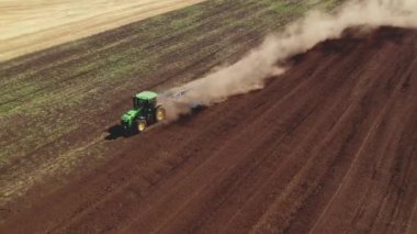 4K hava görüntülerinde bir traktörün tarlayı sürdüğü görülüyor. Hasat mevsiminden sonra toprağı ekip kışa hazırlanıyoruz.