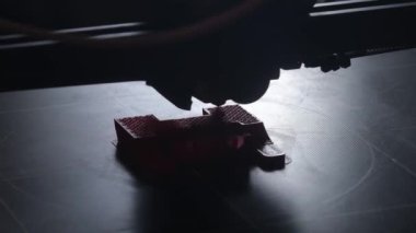 3D yazıcı yakın planda çalışıyor. Yüksek teknoloji, ısıtılmış polimer malzemeli plastik parçaların hızlı basımı. Makine modern bir prototip nesnesi oluşturur
