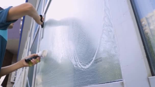 4K záběry Profesionální čištění oken a mytí skla zblízka specialistou na pracovní oděvy — Stock video