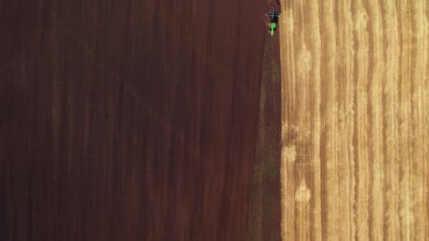 Vídeo aéreo 4K de um tractor a arar um campo. Cultivar o solo após a época de colheita e preparar-se para o inverno — Vídeo de Stock