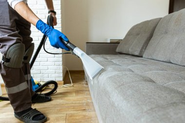Koltuğunu temizleme metoduyla koruyucu lastik eldiven ile kapat. Bahar başında düzenli temizlik. Ticari temizlik şirketi konsepti