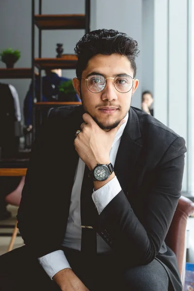 Ritratto di un giovane uomo d'affari in giacca e cravatta in ufficio. Primo piano seduto su una sedia vicino alla finestra — Foto Stock