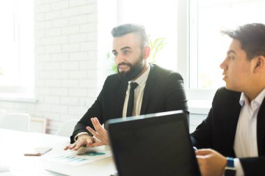 Ofiste birlikte çalışan ve iletişim kuran genç iş adamlarından oluşan bir ekip. Şirket buharı ve bir toplantıda yönetici..