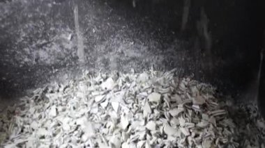 Plastik öğütme işlemi değirmenin görünümünü kapat.