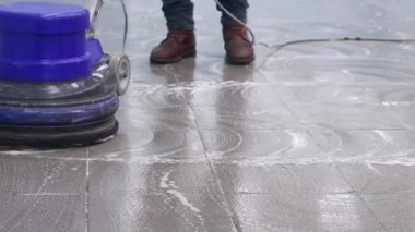 Temizlikçi rıhtımı profesyonel bir cilalama makinesiyle yıkıyor. Ofis binasının zeminini temizliyorum.