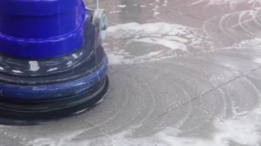 Temizlikçi rıhtımı profesyonel bir cilalama makinesiyle yıkıyor. Ofis binasının zeminini temizliyorum.