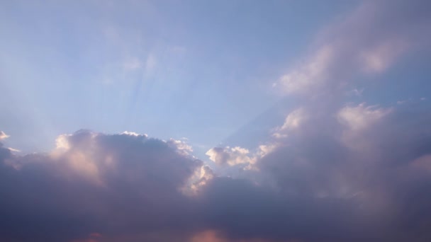 日没時の日光は雲を突破し、それらを強調する。劇的な照明 — ストック動画