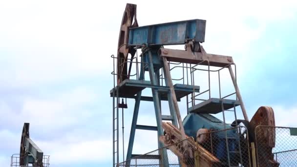 Αντλίες βέργας λειτουργούν και αντλούν πετρέλαιο. λειτουργία και συντήρηση πετρελαιοπηγών — Αρχείο Βίντεο