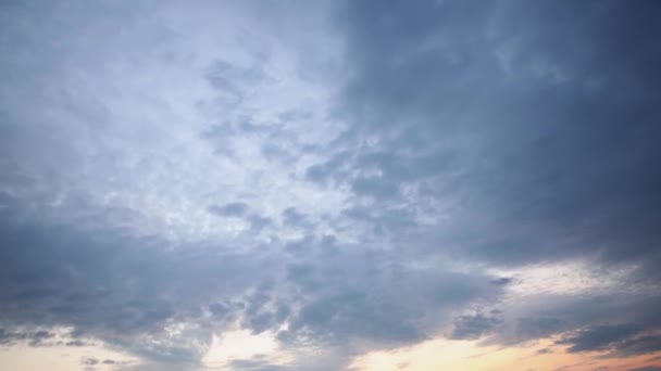 Timelapse tiro de um céu deslumbrante escurecimento após o pôr do sol e nuvens flutuantes — Vídeo de Stock